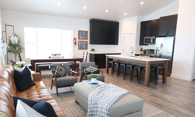 Sweetwater House | Lakeview at Bear Lake · New! Spacious home w/lakeview, movie room, hot tub