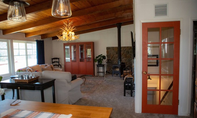 Julian House | Lakeview Cabin at Starbright Lodge
