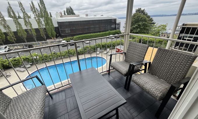 Moss Bay Condo | Lakeview condo steps to famous Lake Street, Kirkland