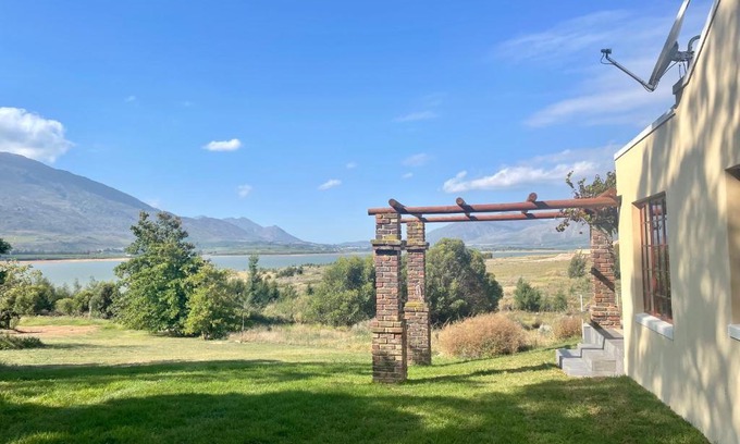 Theewaterskloof House | Lakeview Cottage: Rural Retreat