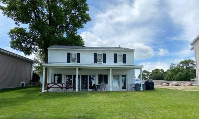 Arnolds Park Cottage | Lakeview Cottage Sleeps 17 Private dock and boatlift
