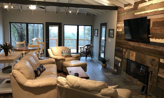 Pottsboro House | Lakeview @ Firefly Hideaway Lake Texoma Hot Tub King Bed FirePit Boat Parking