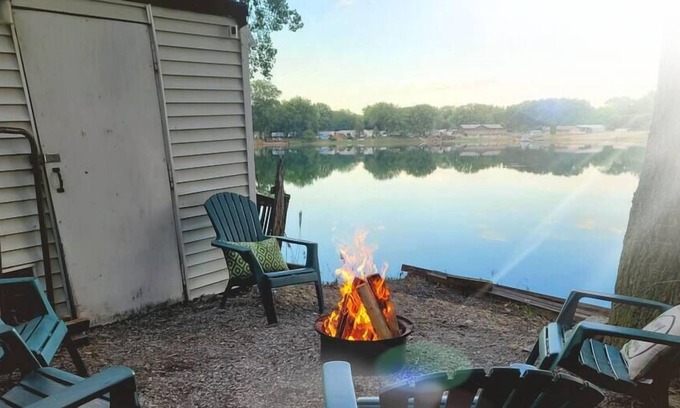 Portage RV Rental | Lakeview Hideaway Cove - AMENITY packed tent