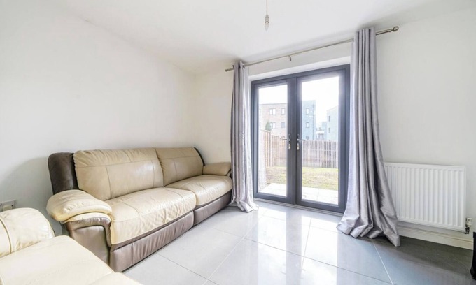 Ebbsfleet Valley House | Lakeview House - Sleeps 6, Garden & Free Parking