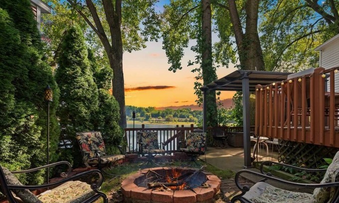 Portage House | Lakeview Lakehouse -Waterfront with GREAT view