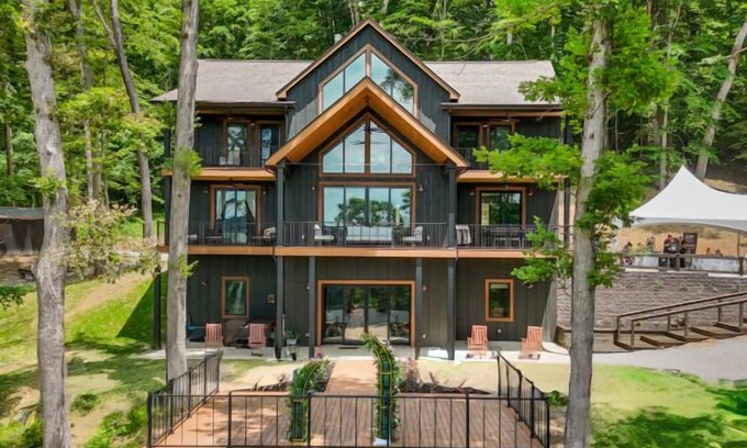 Logan House | Lakeview Lodge in Hocking Hills and Golf Simulator