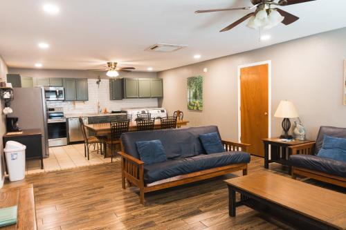 Mead House | Lakeview Main Room - 19