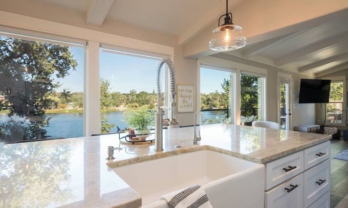 Atascadero House | LakeView - Pool - Hot Tub - Game Room - Walk to Park/Zoo - putt putt golf