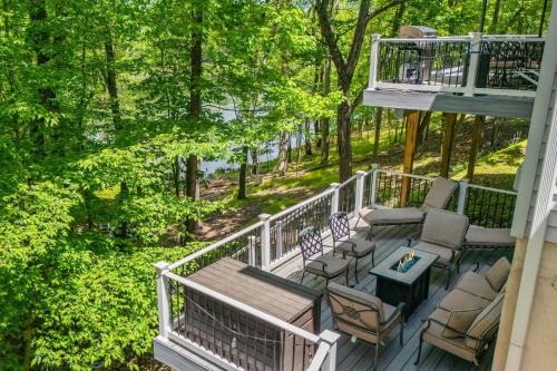 East Stroudsburg House | Lakeview Retreat w Kayaks Game Room Firepits Gated Community w Lake Beach Access