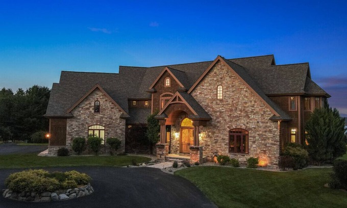 Williamsburg House | Lakeview Ridge Retreat