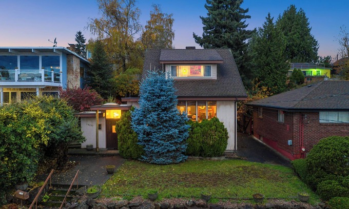 Rainier Valley House | Lakeview Tranquility Hot Tub Retreat Coffee Bar - Dog Friendly