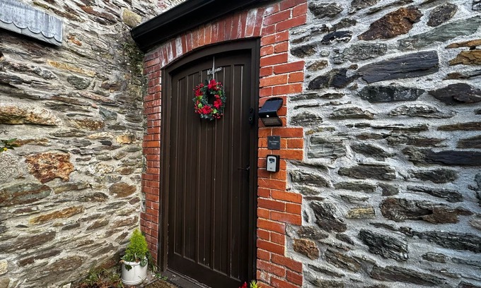 Plymouth House | Lakeviews/quietness/parking/longstays/4guests