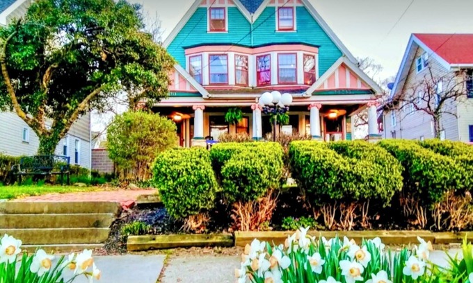 Lakewood House | Lakewood by Lake Erie Historic Victorian 5 Bed 2.5 Bath Trendy Hip 3500 sq ft