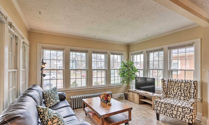 Lakewood House | Lakewood Home w/Yard ~ 8 Mi to Cleveland!