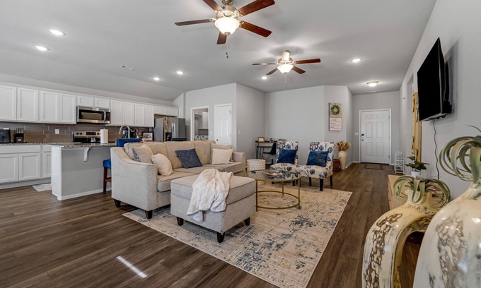 Bentonville - Fayetteville House | Lakewood Lounge - Quiet Area, Walking Trails, Community Park