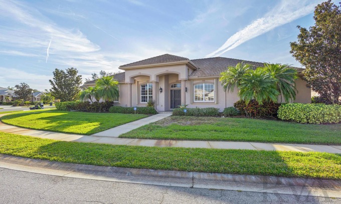 Braden River House | Lakewood Ranch Getaway–Spacious 3BR Home with Den: Silverado Circle by RVA