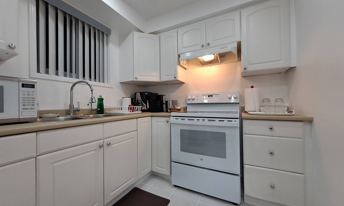 Malton House | Lala-land (5km/8min from Pearson airport; 250m to Westwood mall; 2.5km to GO)