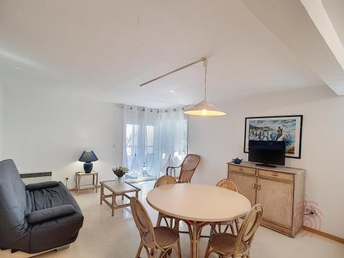 Lamalou-les-Bains Apartment | Lamalo-les-Bains: F2, terrasse, 50m des Thermes, animaux acceptés - FR-1-451-23