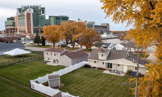 Ashwaubenon House | Lambeau View