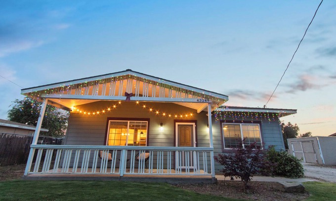 Quartz Hill House | Lancaster Delight: Modern 3BDR Family Home - Spacious Yard & Kid-Friendly