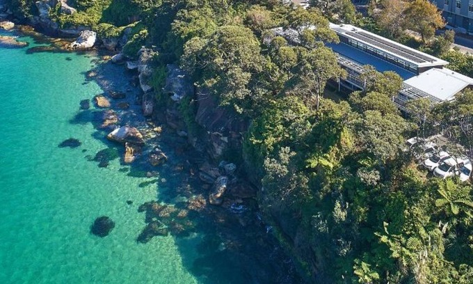 Mosman Cabin | Land's Edge Harbour Lodge - unique property right on the Harbour!n