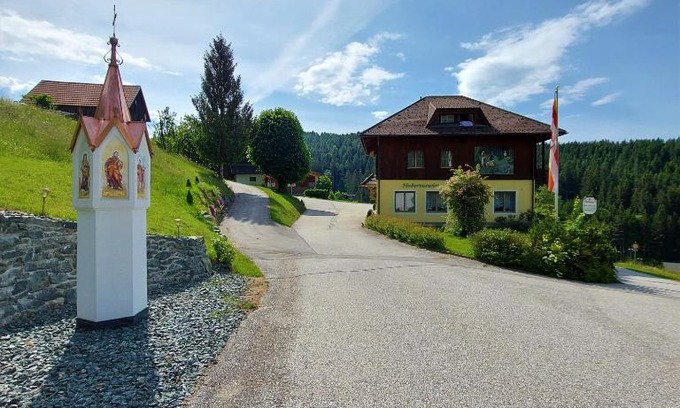 Klein Sankt Paul Bed & Breakfast | Landgasthof Hasbauer