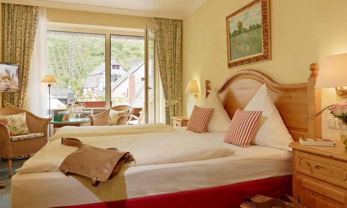 Alf House | Landhauszimmer "Comfort", balcony & vineyard view - Ringhotel Bömers Mosellandhotel