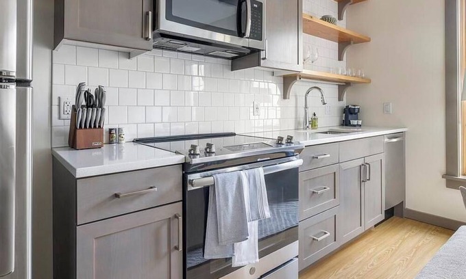 Alberta Arts District Apartment | Landing at 1930 Alberta - 1 Bedroom in Vernon