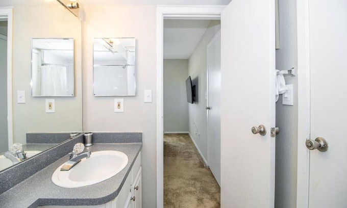 North Druid Hills Apartment | Landing at Briarhill Apartments - 1 Bedroom in North Druid Hills