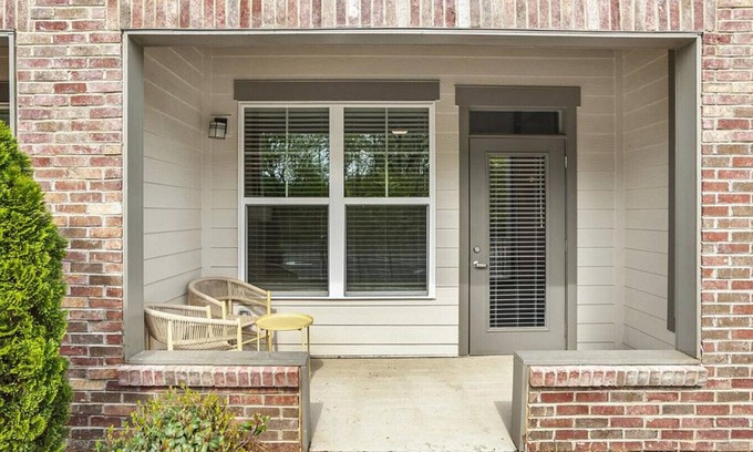 Paw Creek Apartment | Landing at Eleven240 - 1 Bedroom in Wedgewood
