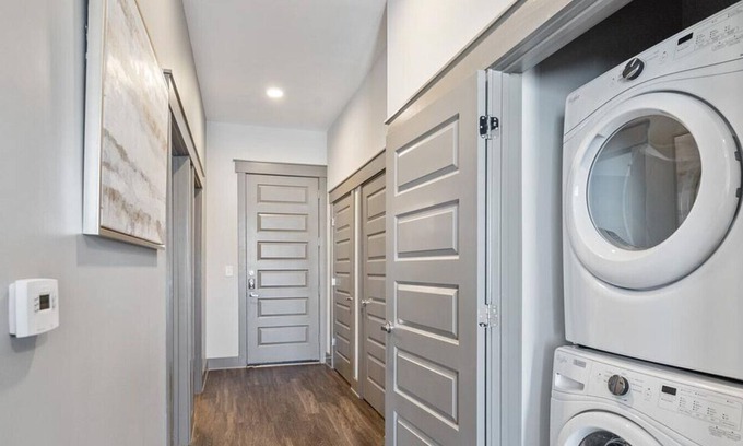 Vickery Meadow Apartment | Landing at Galleries at Park Lane - Studio in Vickery Meadow