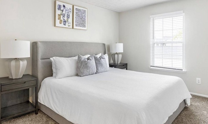 Lewis Center Apartment | Landing at Oak Creek at Polaris - 2 Bedrooms in Downtown Columbus