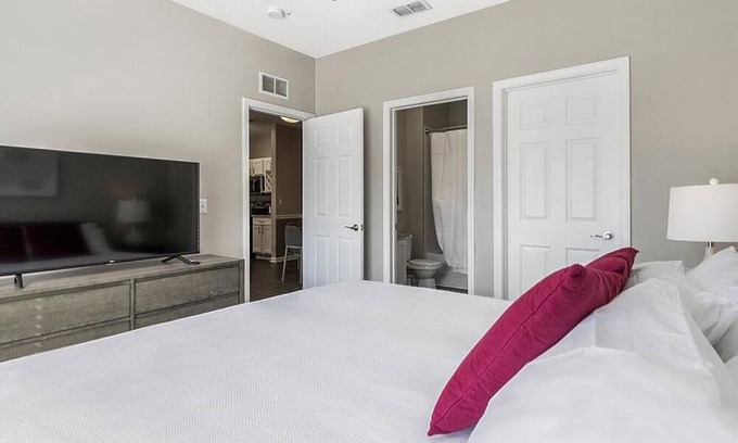 Jacksonville Apartment | Landing at Oaks at Normandy - 2 Bedrooms in Rolling Hills