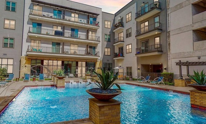 Near East Side Apartment | Landing at Rivera on Broadway - 1 Bedroom in Downtown
