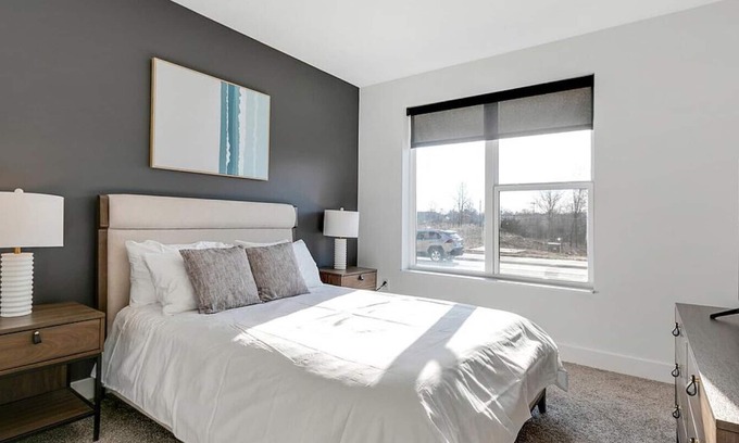 Blue Ash Apartment | Landing at The Approach at Summit Park - 3 Bedrooms in Downtown Blue Ash