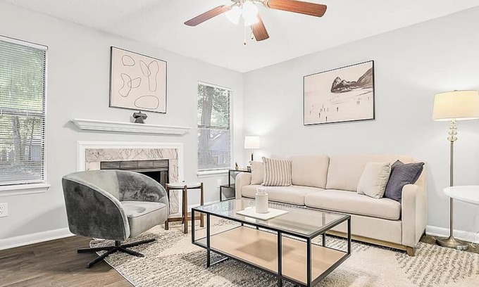 New Irving Park Apartment | Landing at The Pointe at Irving Park Apartment Homes - 1 Bedroom in New Irving Park