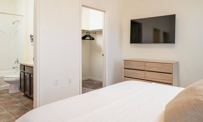 Pleasant Grove Apartment | Landing at Viewpointe - 2 Bedrooms in Downtown Pleasant Grove