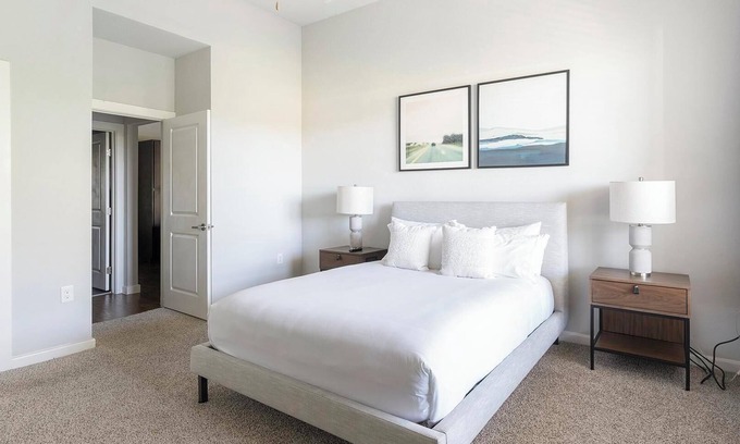 Buda Apartment | Landing | Beautiful 1BD, Gym, Pool