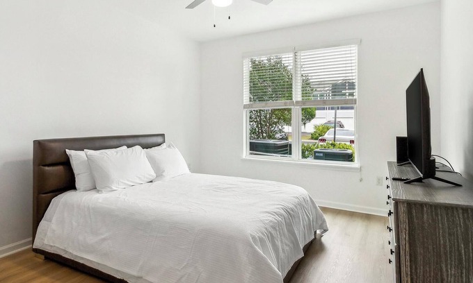 Eden Apartment | Landing | Beautiful 1BD, Pool, Clubhouse