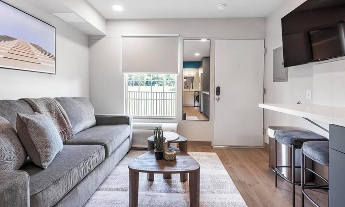 Hermitage Apartment | Landing | Beautiful Studio in Downtown Hermitage