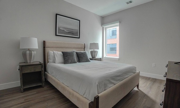 Kensington Apartment | Landing | Beautiful 1BD, Rooftop Lounge, Gym