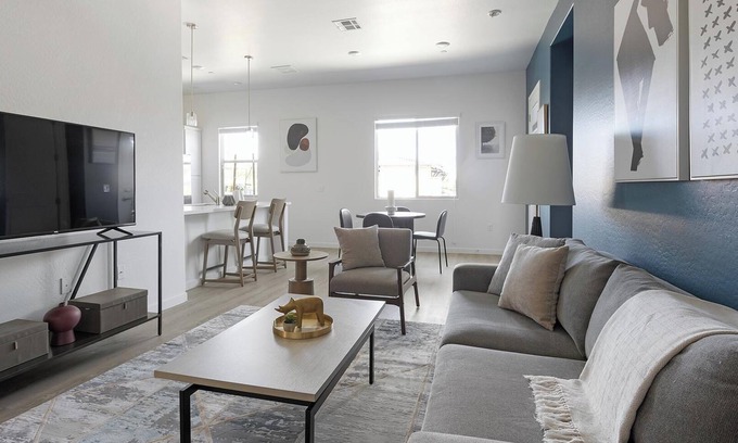 Oro Valley Apartment | Landing | Chic 2BD, Pool