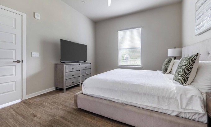 Wimauma Apartment | Landing | Chic Studio, Pool, Gym