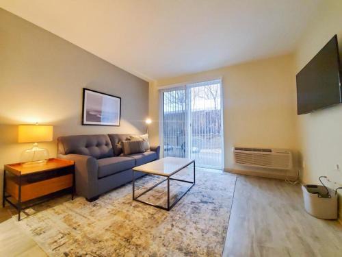 Highland Apartment | Landing Modern Apartment with Amazing Amenities (ID3007X09)