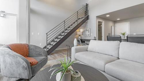 Old Southwest Apartment | Landing Modern Apartment with Amazing Amenities (ID9653X86)