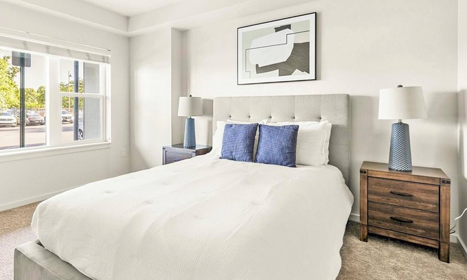 Hayden Island Apartment | Landing | Stunning 1BD, Clubhouse, Pool