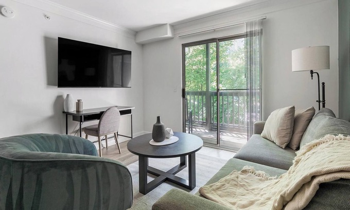 Green Hills Apartment | Landing | Stunning 1BD, Pool, Gym