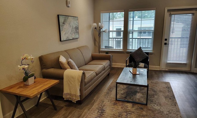 Newberry Apartment | Landing | Stunning 2BD, Pool, Gym