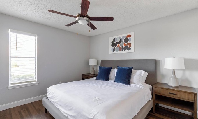 Grand Prairie Apartment | Landing | Stunning 1BD, Tennis Court, Courtyard