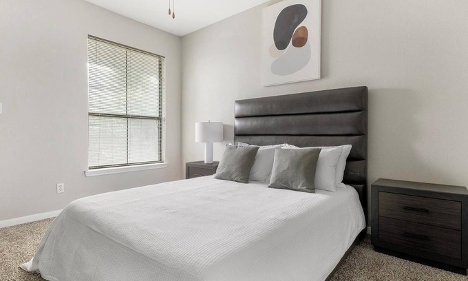 Briarforest Apartment | Landing | Stylish 1BD, Pool, Gym